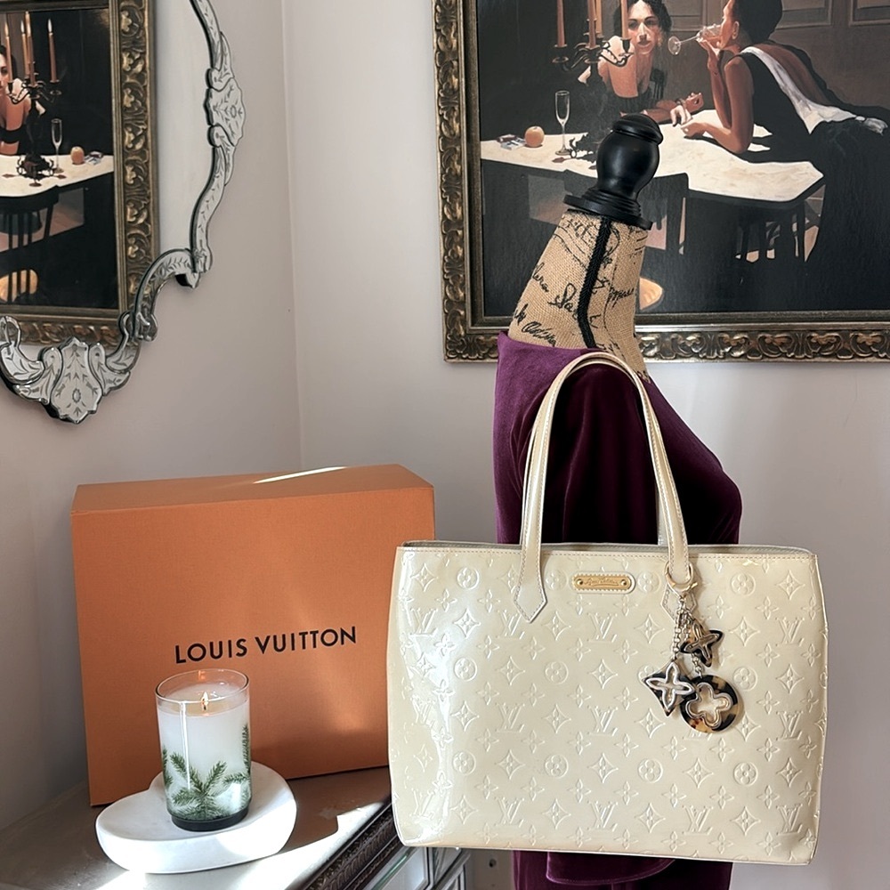 LOUIS VUITTON Wilshire MM Tote Bag Dune Tan Ivory Patent Leather Vernis Dust bag - Picture 2 of 16